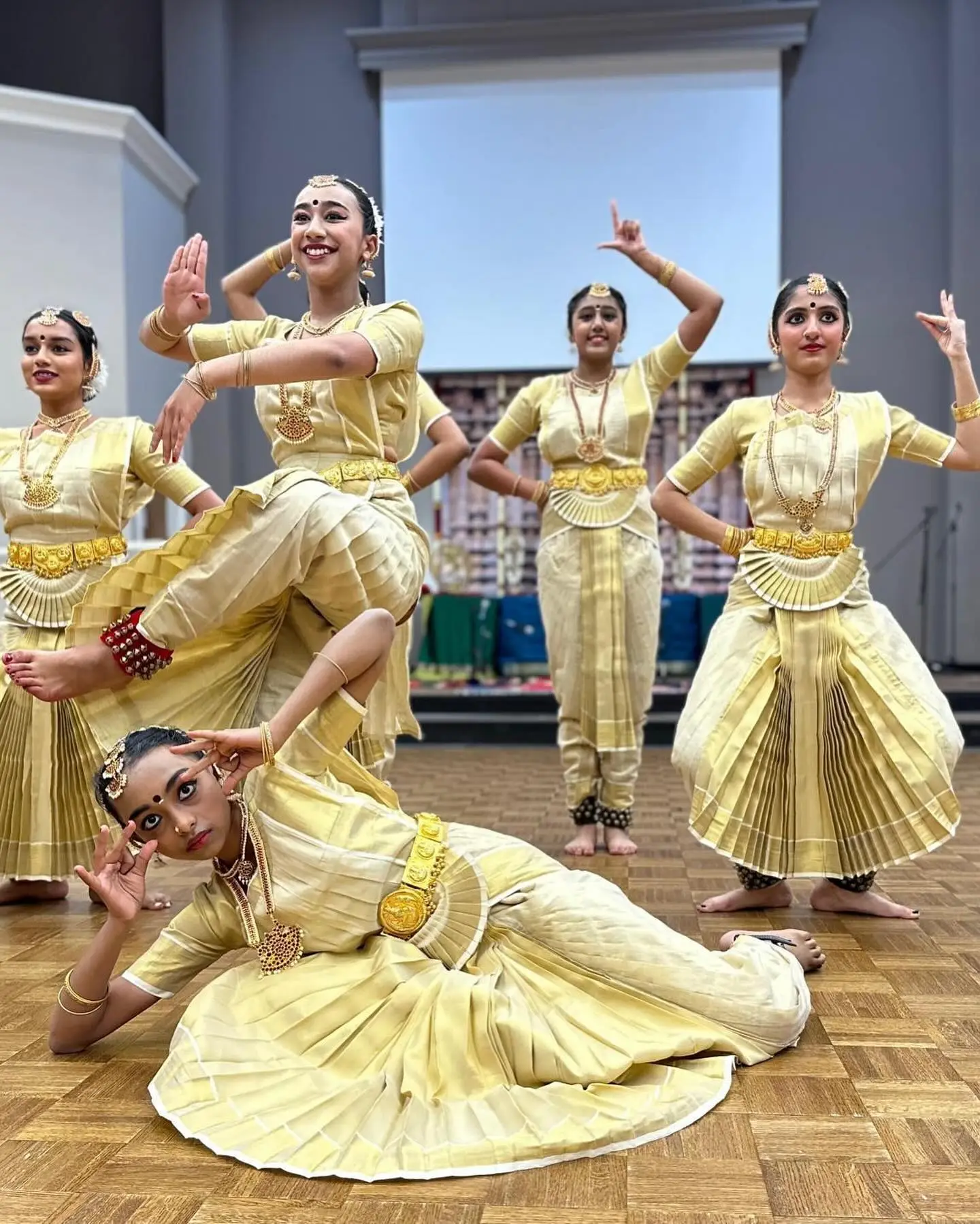 Chithirai Kalotsavam group dance